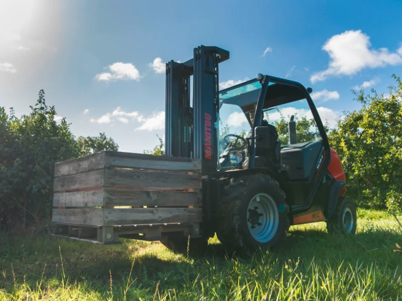 macchina-rossa-prato-verde